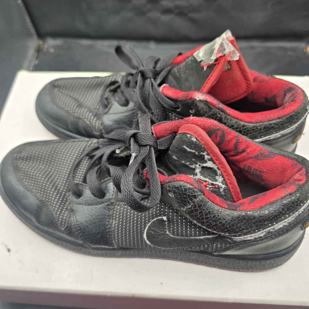 Nike Black‎ and Red Athletic Shoes